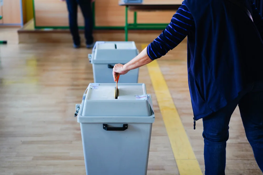 Druhý den voleb začíná. Lidé si volí nové krajské zastupitele i senátory.