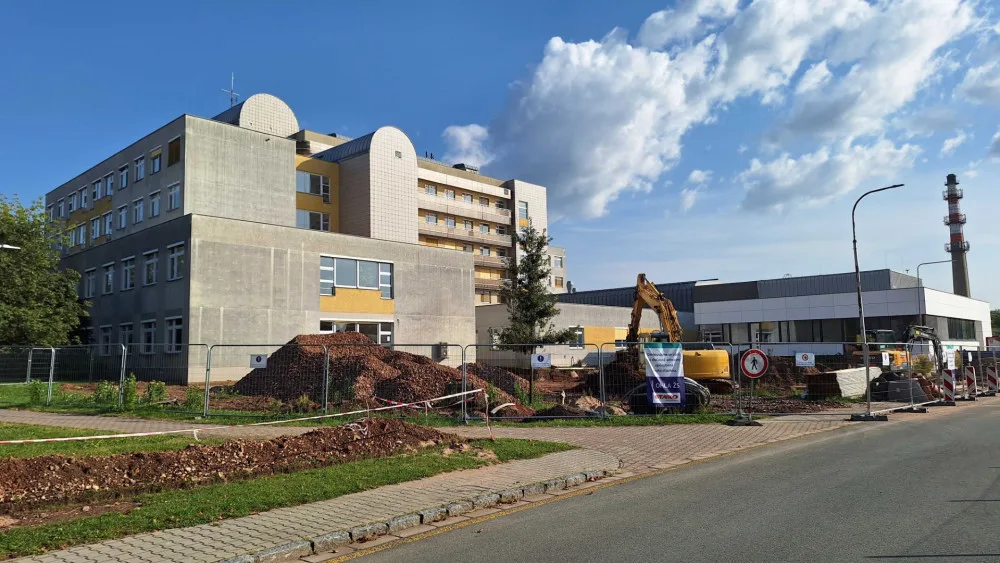 Těžká technika pracuje v areálu hradecké nemocnice na přístavbě onkologie