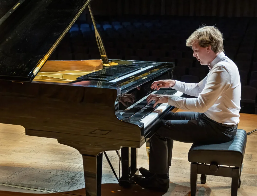Hudební most mezi filharmonií a Střezinou. Umělecká škola si půjčila koncertní křídlo