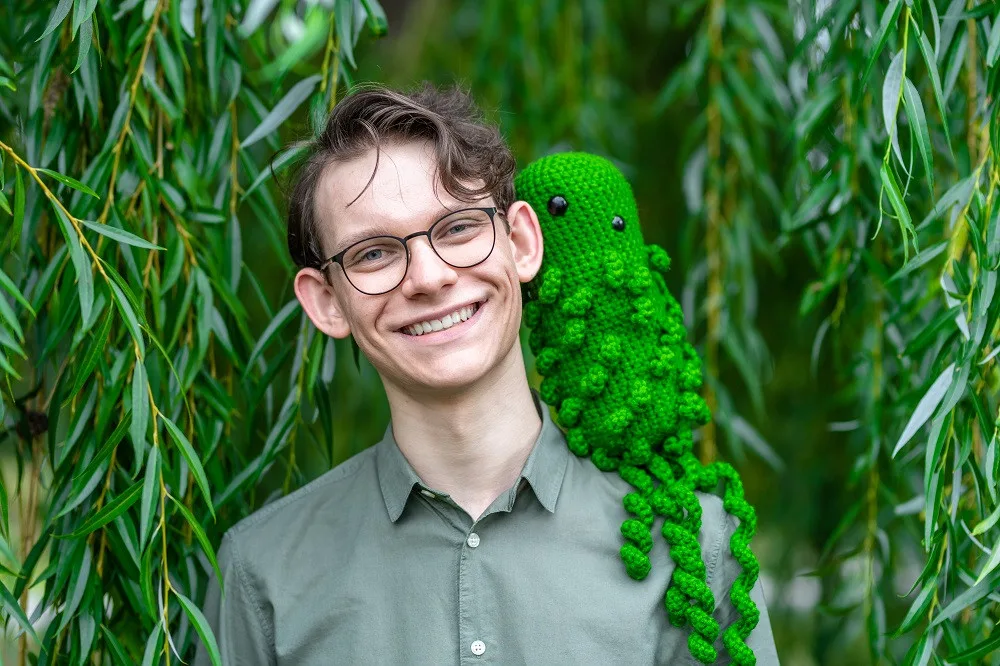 Tomáš Čermák a jeho vlastnoručně uháčkovaný maskot bakterie E-coli v 1:250 000