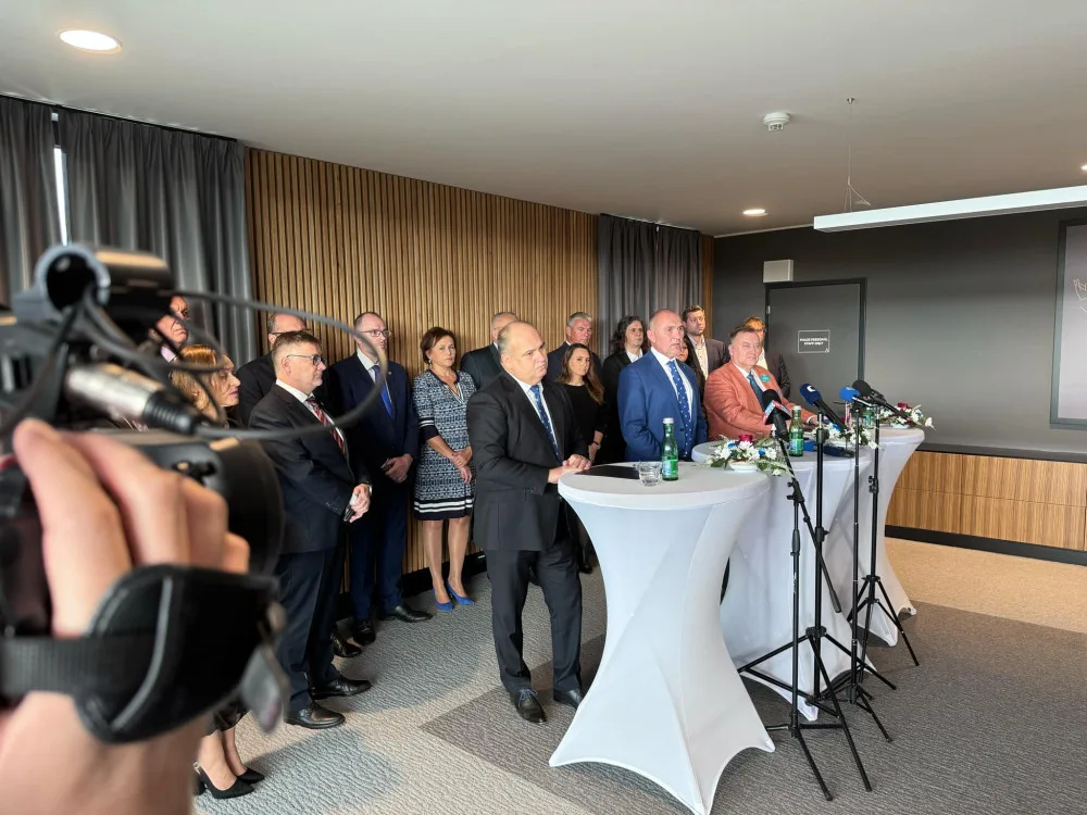 Politici v Královéhradeckém kraji podepsali koaliční smlouvu. Současný hejtman míří do opozice