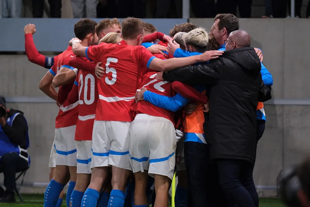 Lvíčata čekají na soupeře do baráže, pod hradeckými lízátky smetla Litvu