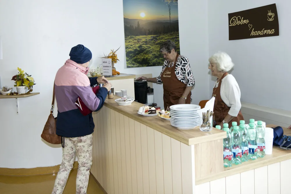 V hradecké nemocnici začal fungovat takzvaná Dobrokavárna. Nabízí kafe zdarma