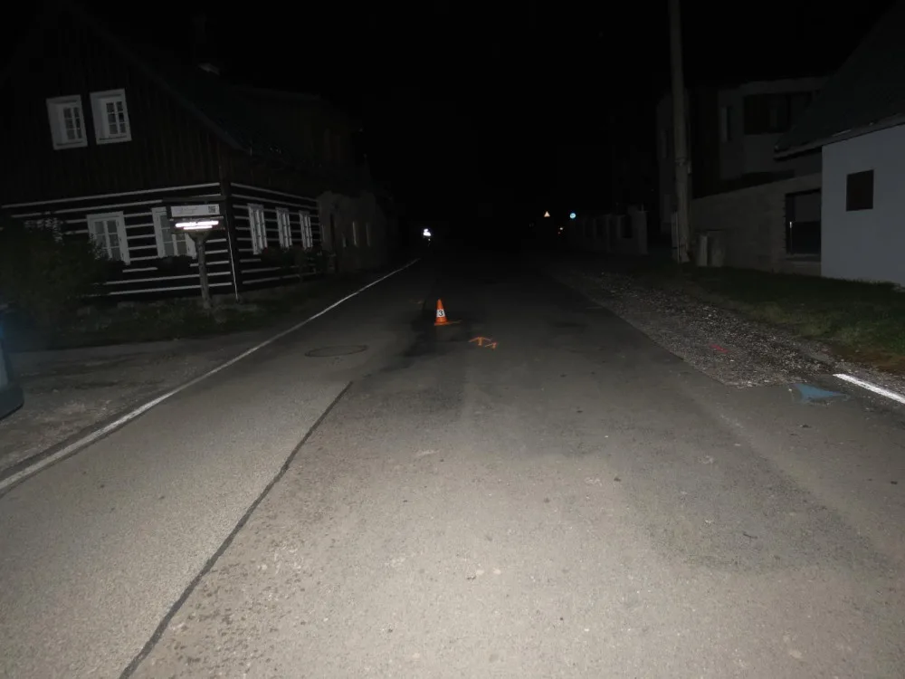 Žena s téměř 3,5 promile ležela uprostřed silnice. Tvrdila, že jí srazilo auto