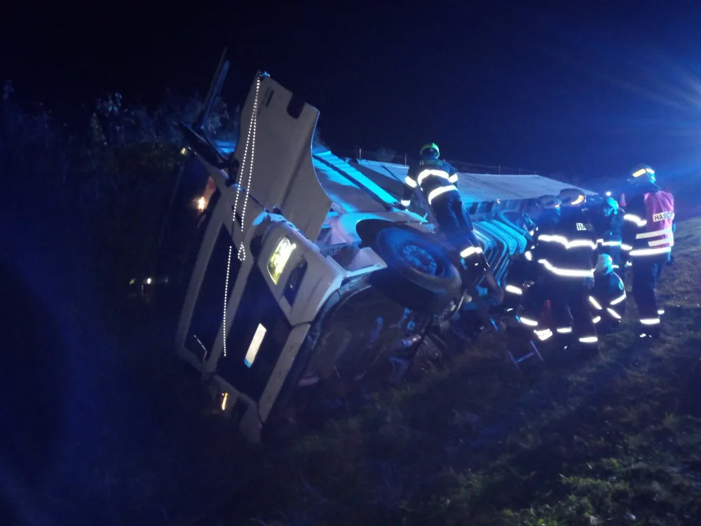 Při nehodě na D11 u Chlumce nad Cidlinou zemřel řidič. Policie hledá svědky