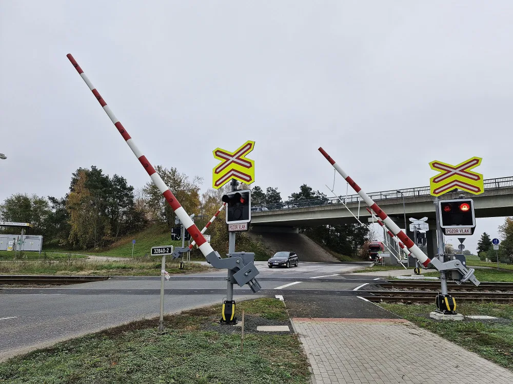 Nový cyklopřejezd mezi Jičínem a Popovicemi chrání cyklisty na frekventované trase