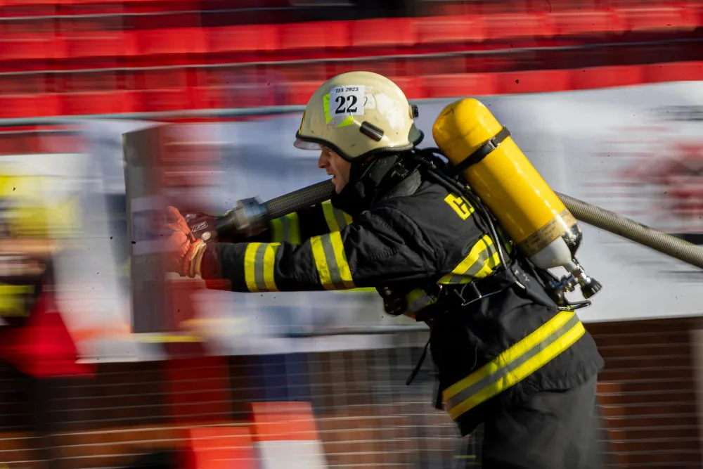 Příčinou požáru bytu v Jičíně s jedním mrtvým byl zkrat tužkové baterie