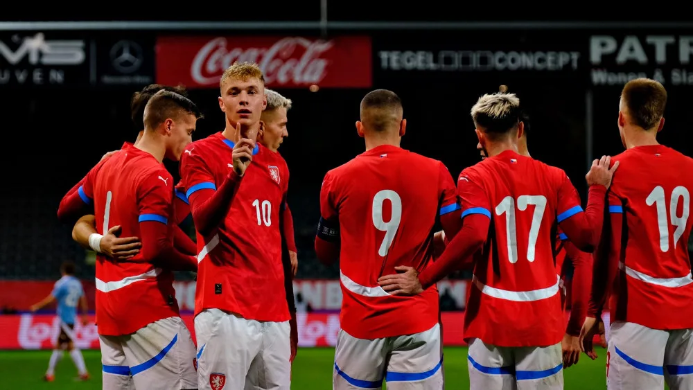 Fotbalová Lvíčata budou dneska pod hradeckými lízátky hrát o postup na EURO