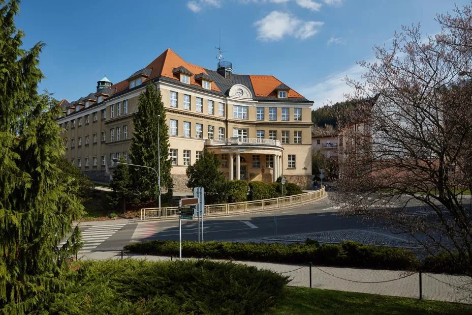 Po smrti ředitele ZŠ kpt. Jaroše v Trutnově bylo třeba najít náhradu. Školu zatím povede Géc
