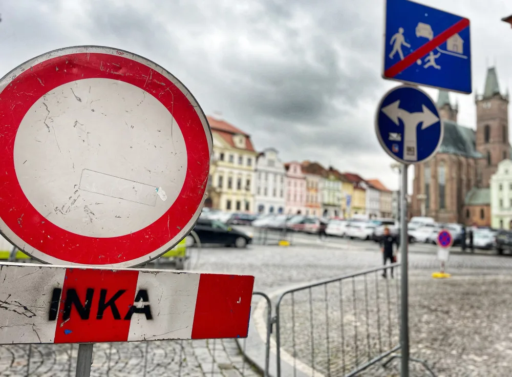 Vánoční vesnička má přednost, v centru Hradce teď hůř řidiči zaparkují