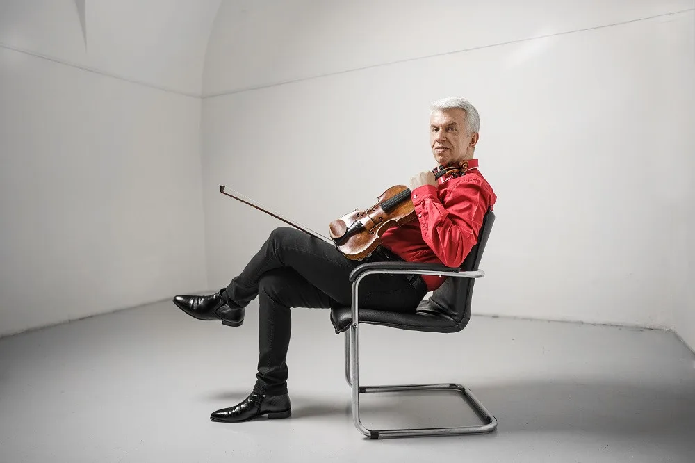 Soutok Labe s Orlicí miluji, říká houslový virtuos Jaroslav Svěcený. Příští rok oslaví 40 let na scéně