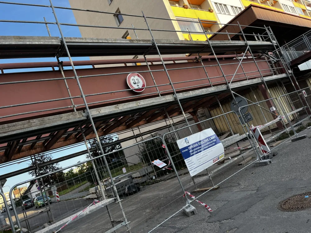 Chodcům se na hradecké Benešově třídě otevřela další opravená lávka