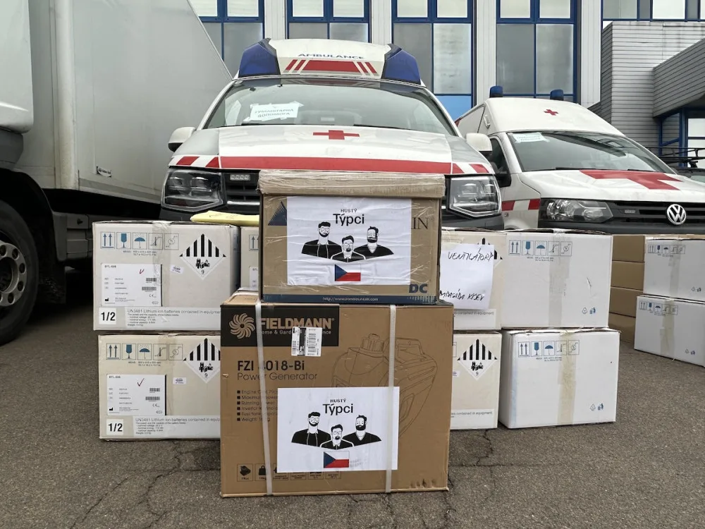 Dobrovolníci přivezli z Prahy na Ukrajinu pomoc za třináct milionů. Vybavenou polní nemocnici i hračky pro děti