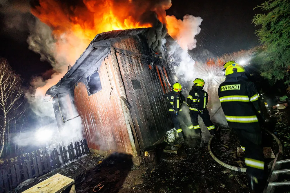Na okraji Náchoda se odehrávalo ohnivé peklo, v hlavní roli byli hasiči a opuštěná chata