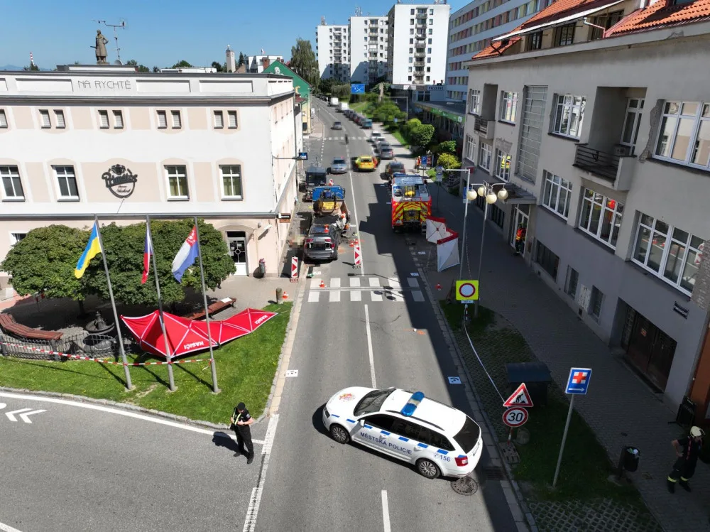 Řidič, který na Náchodsku vjel do lidí, byl obviněn i z usmrcení z nedbalosti