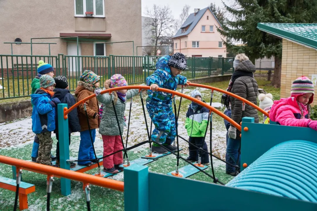 Trutnovská školka Dráček dostala předčasný dárek. Nové hřiště pro děti