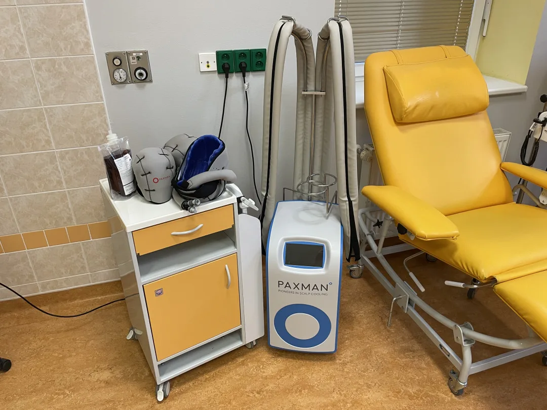 Naděje pro pacienty podstupující chemoterapii: Nová metoda v Náchodské nemocnici zmírňuje ztrátu vlasů