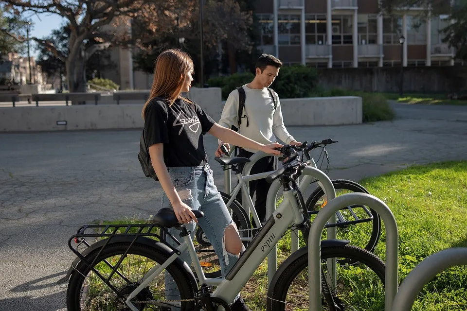 Pomoc pro cykloturisty. Lázně Bělohrad koupily nabíjecí stanici pro elektrokola