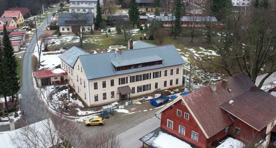 Hradecký kraj řeší, co s budovou dětského domova v Sedloňově. Dděti se