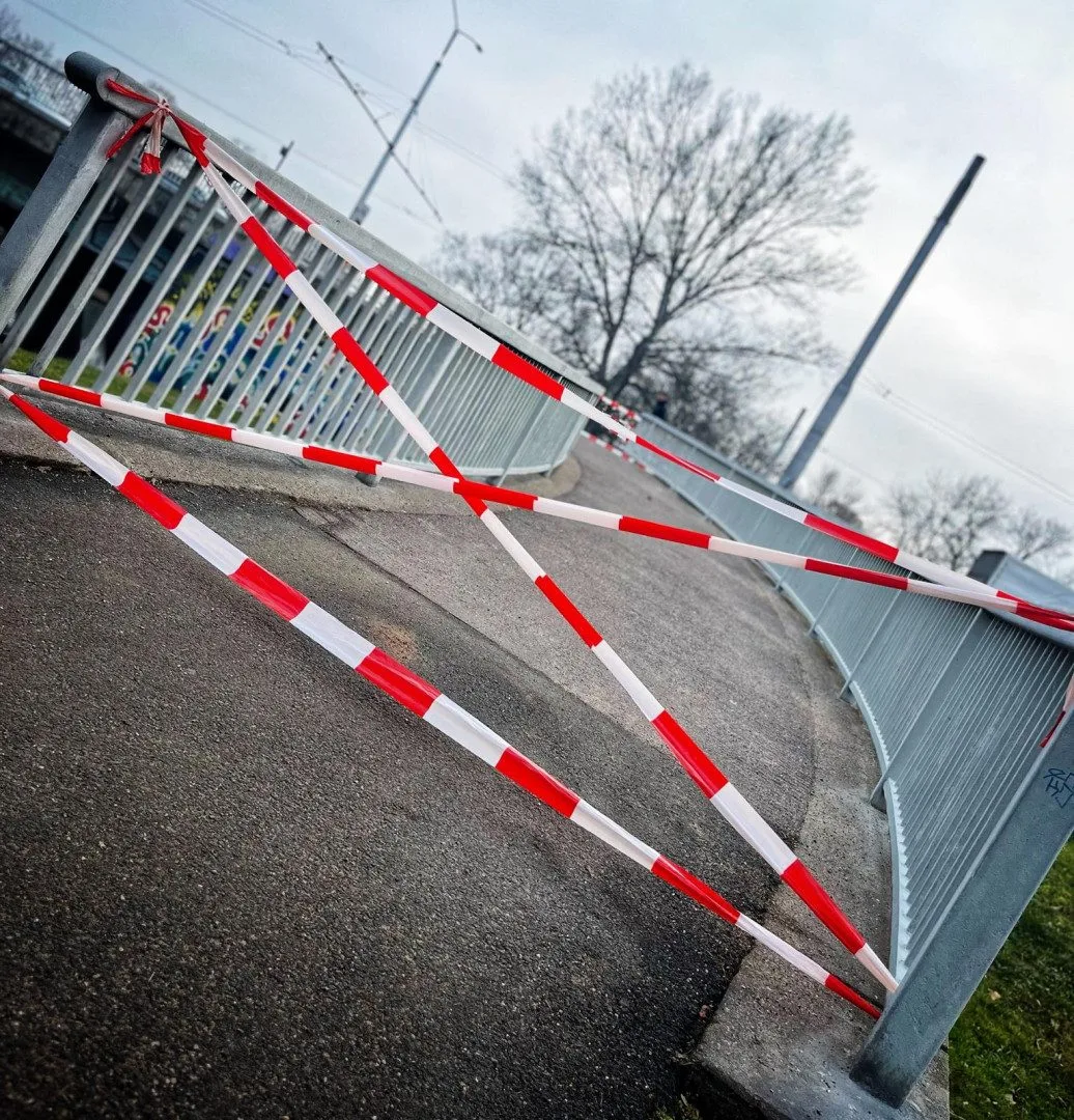 Okamžitě se zavřely nájezdy na most u hradecké nemocnice, může za to havarijní stav