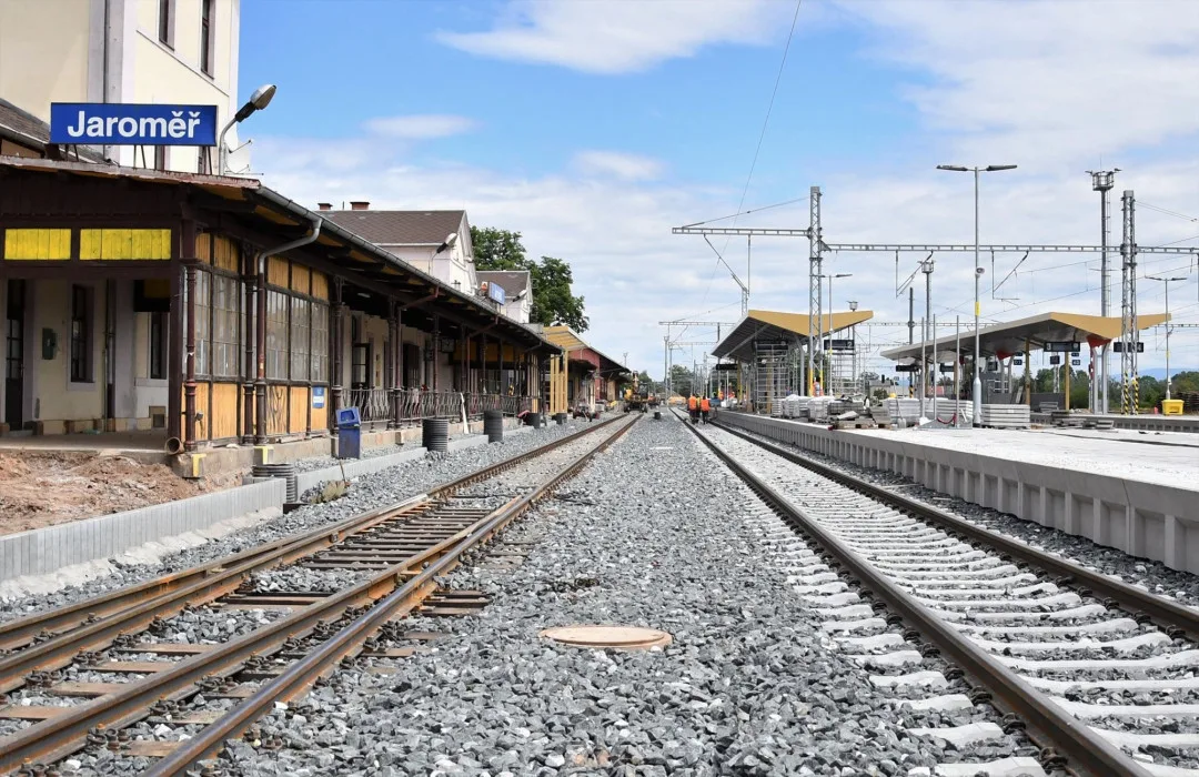 Oprava nádražní budovy v Jaroměři je v polovině. Hotovo má být v listopadu