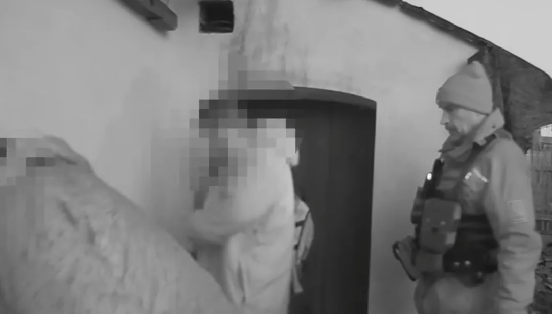 Bezdomovci se nastěhovali do jedné z chat v Novém Městě. Přišla si pro ně policie