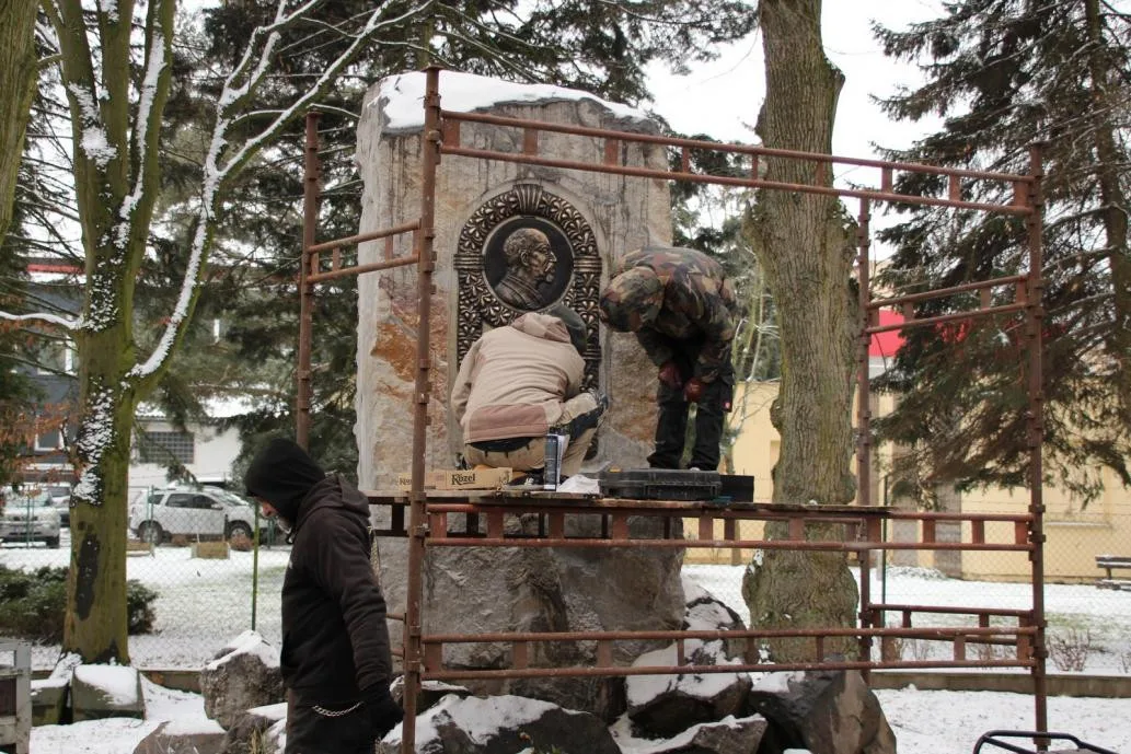 Brož. Ti, podloženi historickými dokumenty, vytvořili náhled nové plakety Aloise Rašína, která odpovídá původnímu vzhledu dle dochovaných fotografií. S umístěním nové desky Aloise Rašína se pojí i nutnost nalezení nového místa pro plaketu skladatele Bedři