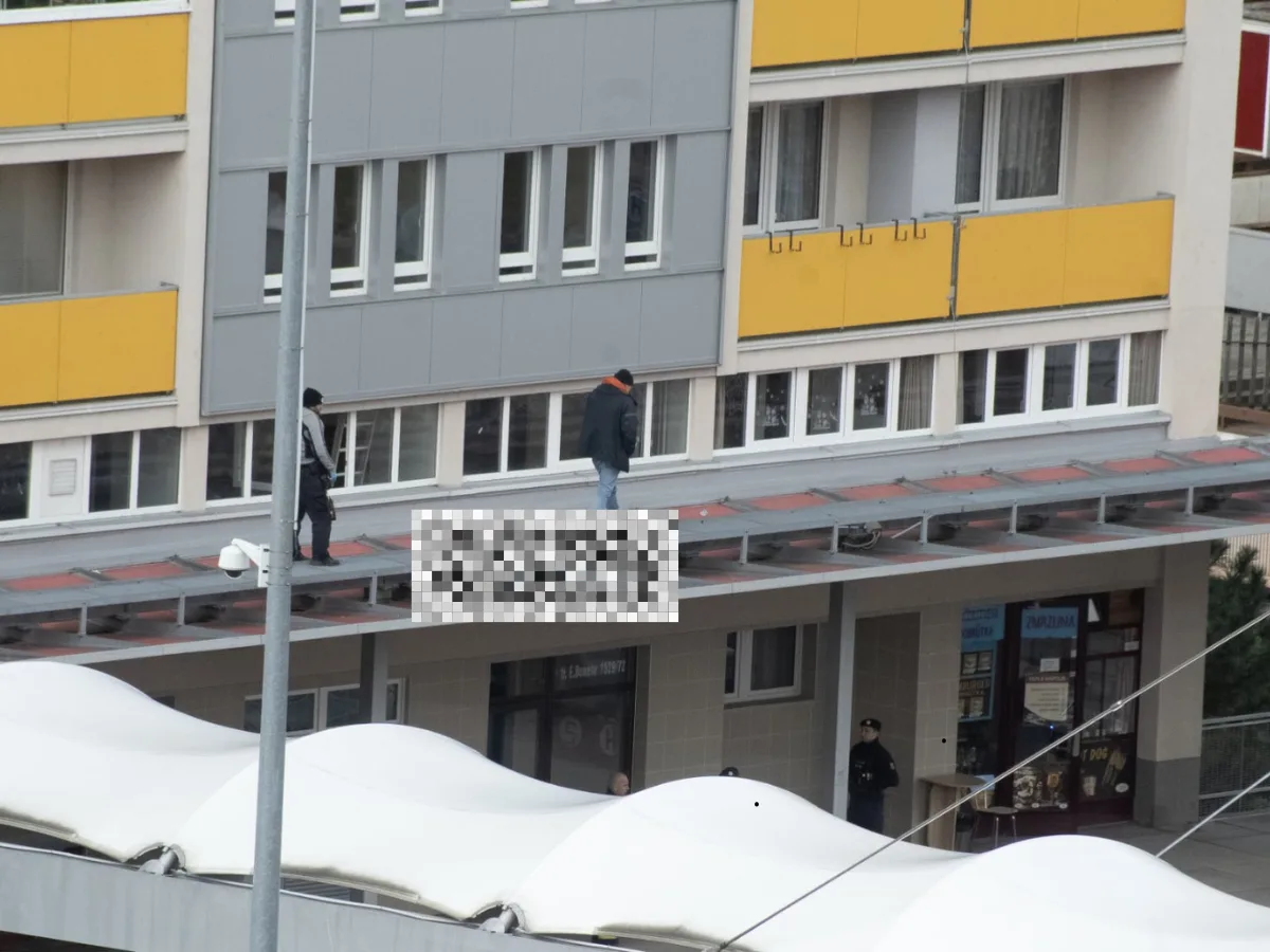 Na hradecké Benešově třídě zemřel po pádu 44letý muž
