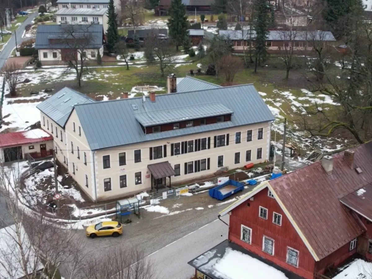 Rekonstrukce dětského domova v Sedloňově končí. Kraj kvůli víceprácím zrušil zakázku