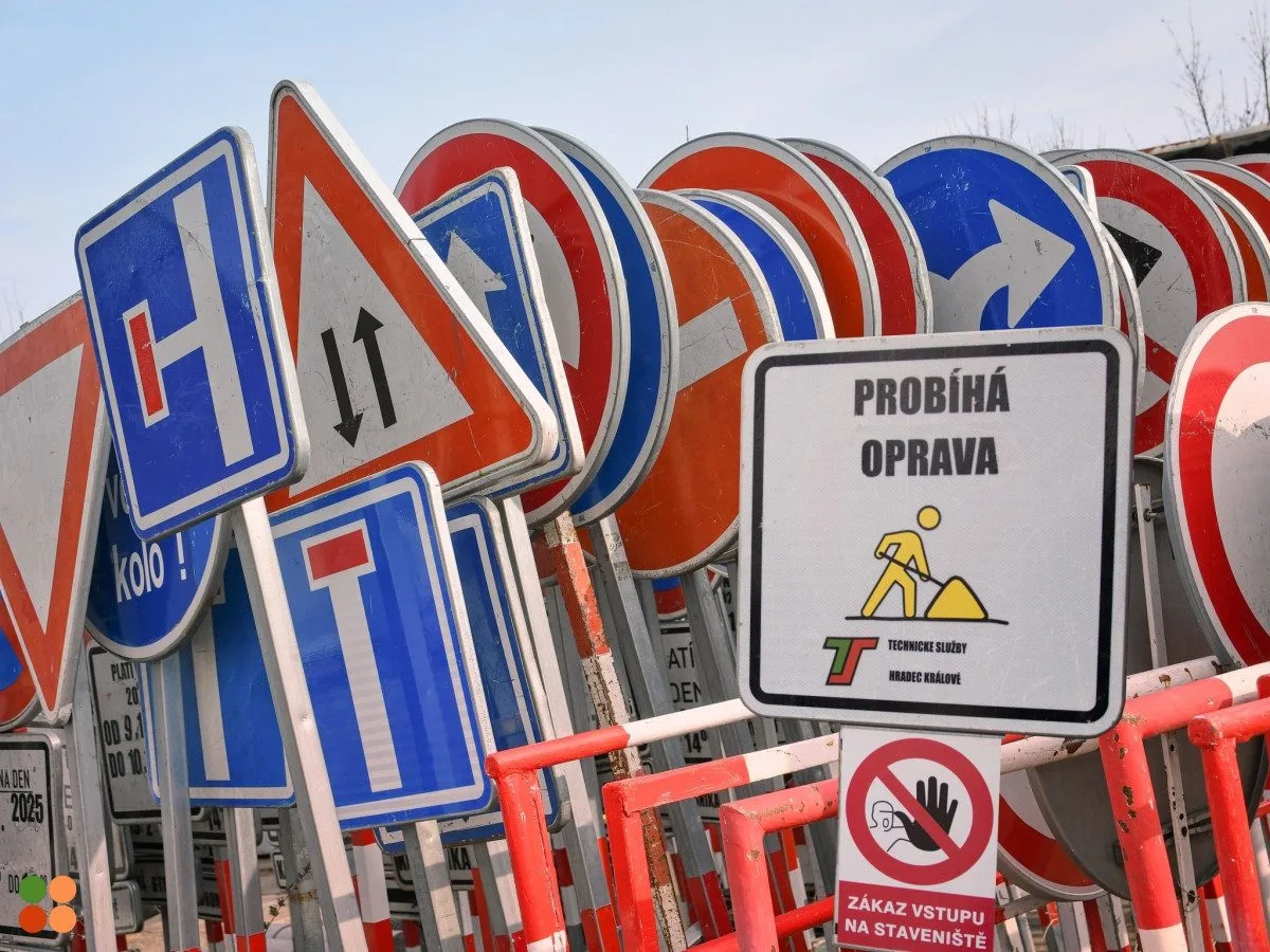 V Hradci Králové je téměř 13 tisíc dopravních značek. Odstartovala jejich údržba