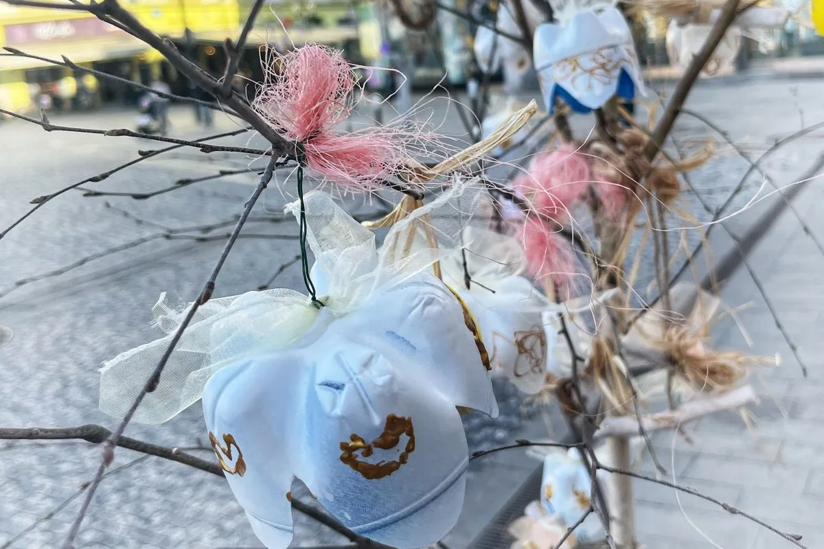 Hradecké Masarykovo náměstí ožilo jarními májkami a dětskou fantazií