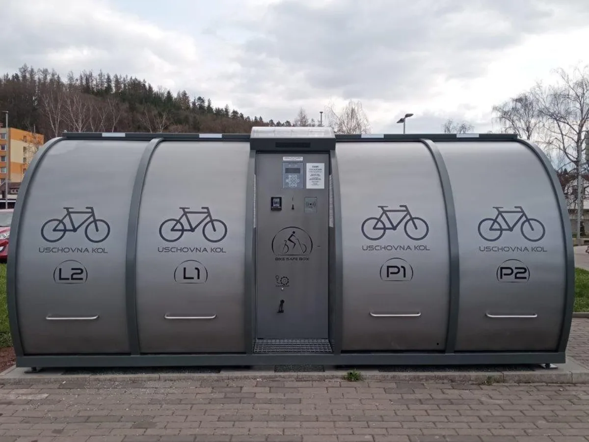 První náchodský cyklobox pro bezpečné uložení kol začal fungovat u nádraží