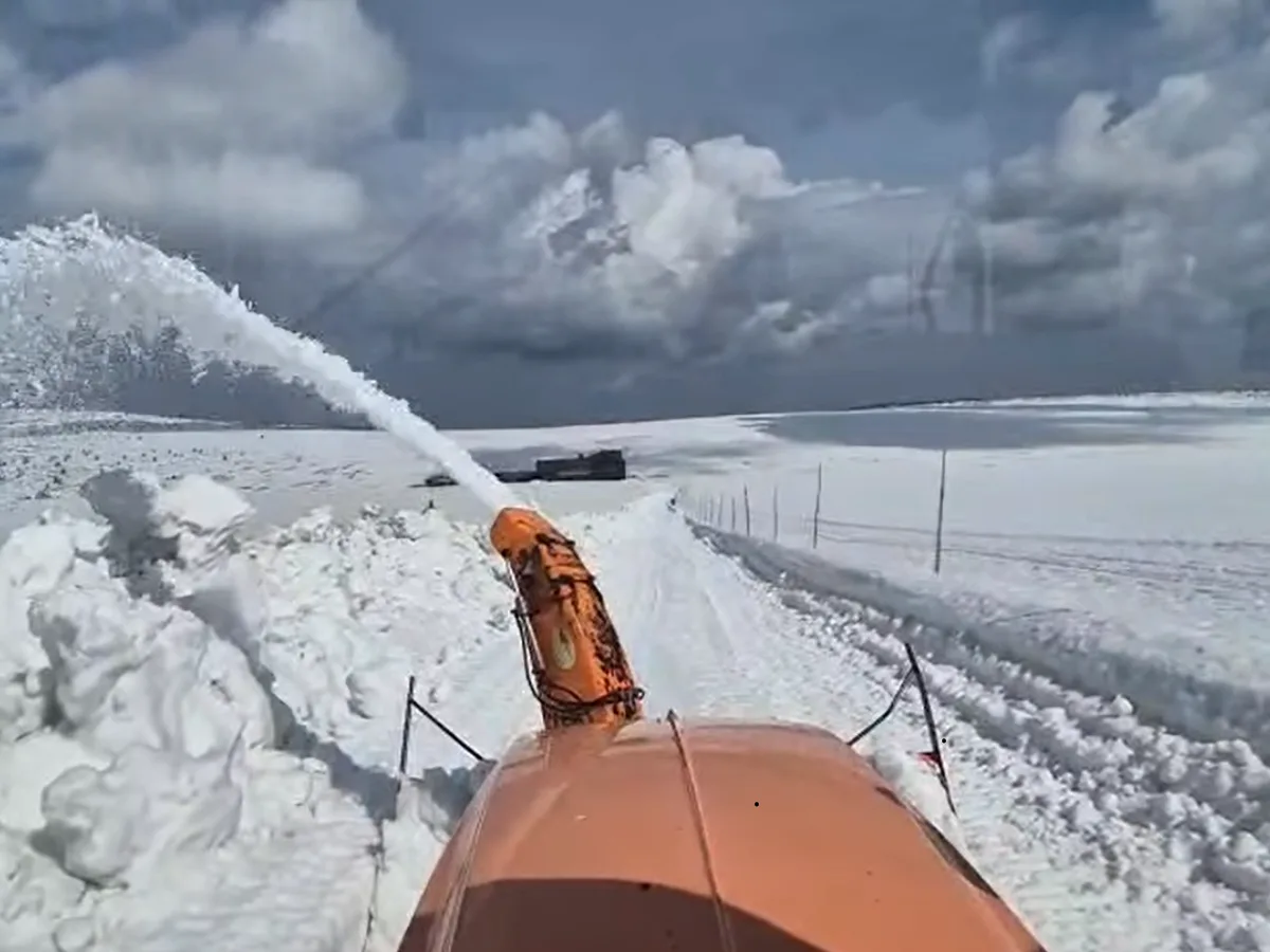 Rolba prorazila sněhovou bariéru k Luční boudě. Místy měřila šest metrů