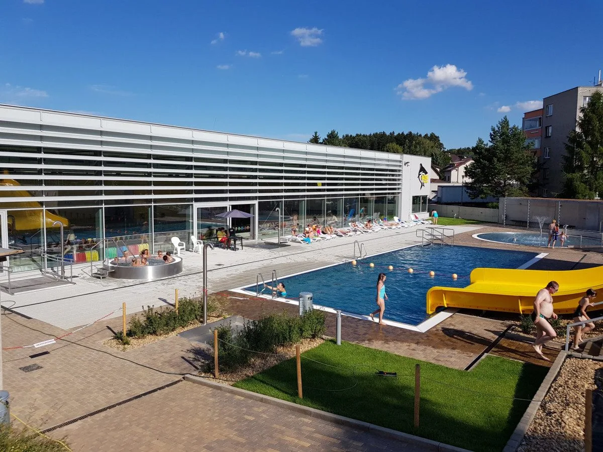 Bazén v Nové Pace bude do září zavřený, stavbaři opravují špatné izolace