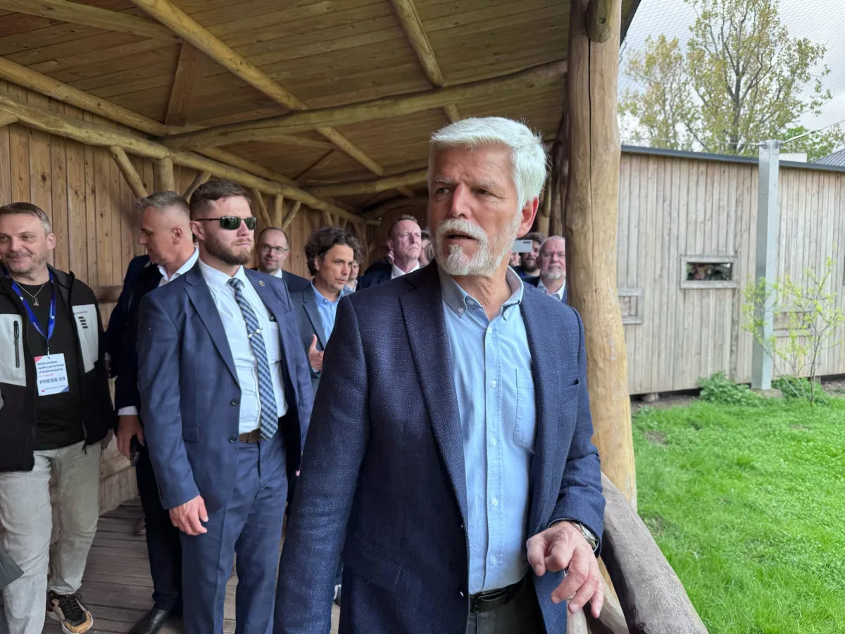 Prezident Pavel nakrmil hrochy a odpovídal na otázky studentů