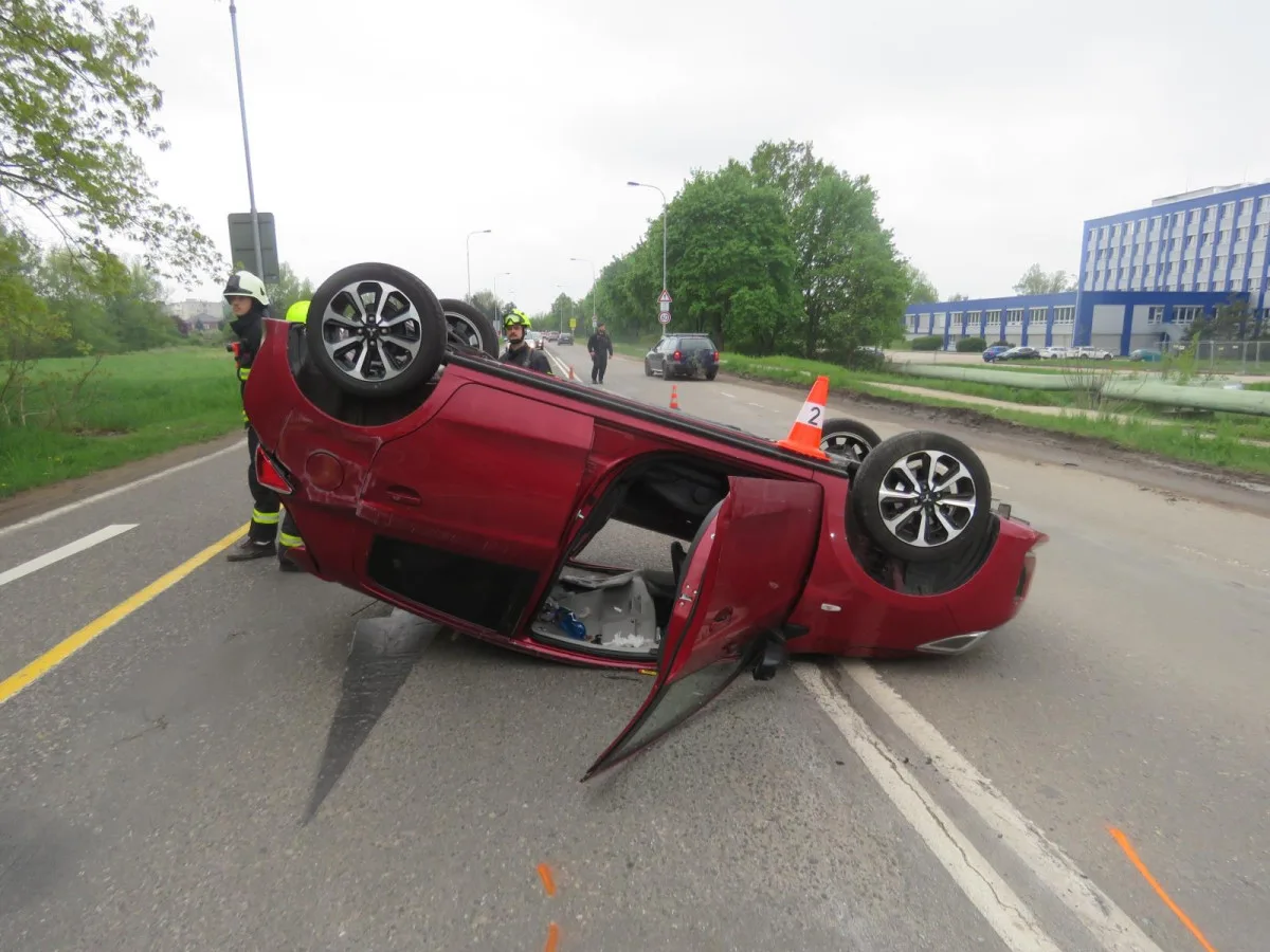 Na křižovatce ve Zborovské bourala dvě auta, jedno skončilo na střeše