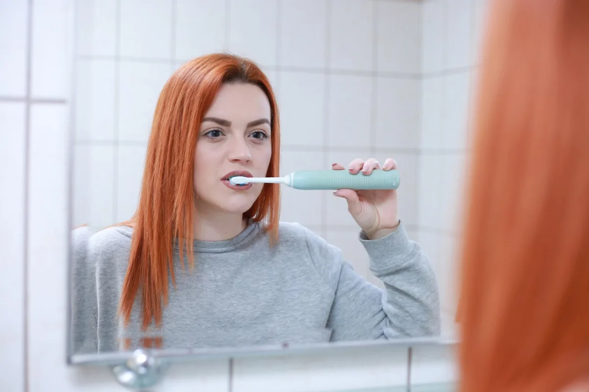 Jak na zdravé zuby bez kazů? Pravidelné čištění a kontroly u zubaře, ženy musí být kvůli hormonům důkladnější