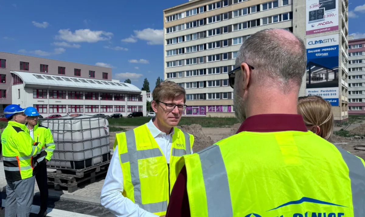 Na hradecké Miletě dělá 30 dělníků každý den. Ministr Kupka pochválil dopravu