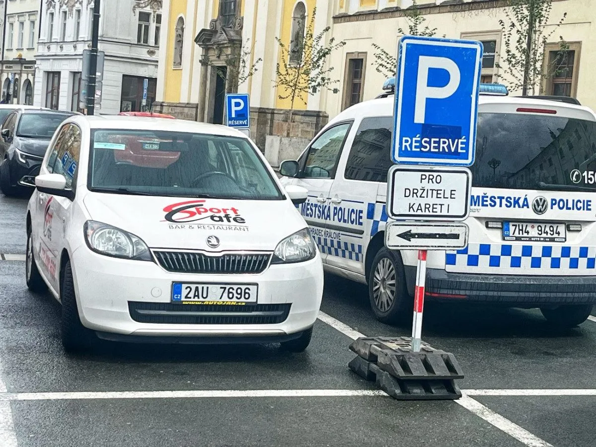 Řidiče zaskočily nové cedule na Velkém náměstí v Hradci, odtahová služba má napilno