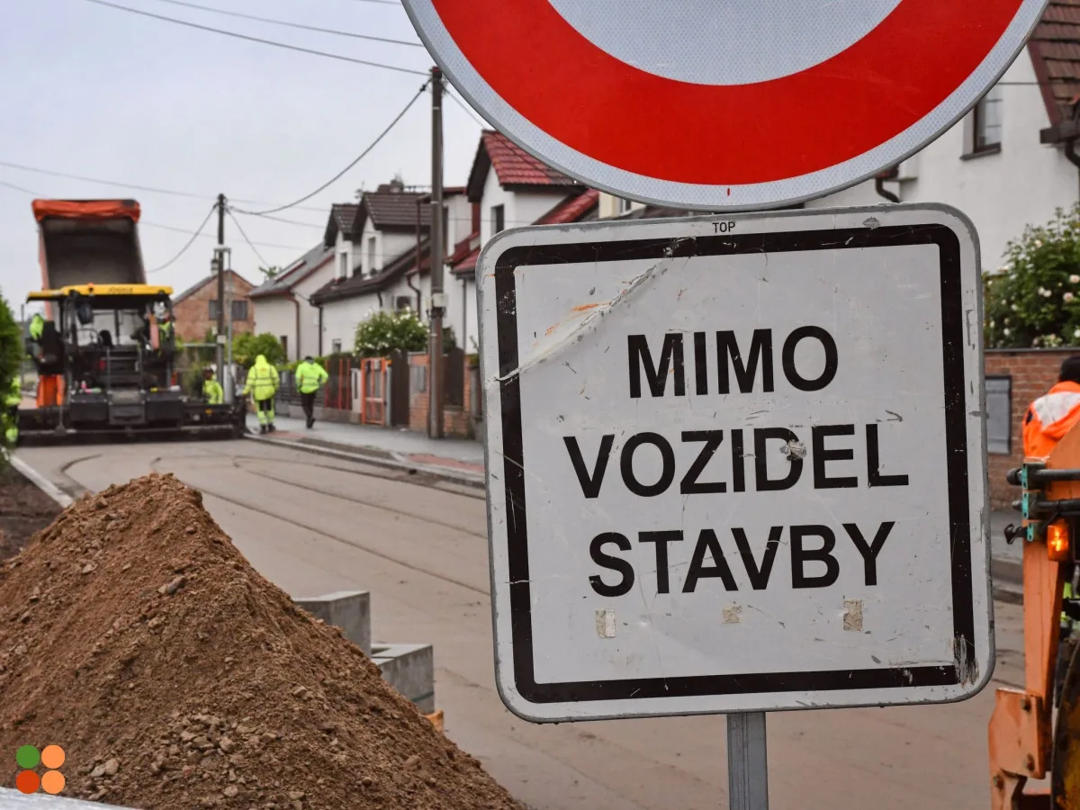 Oprava Kuklenské ulice pokračuje. Práce jsou za polovinou
