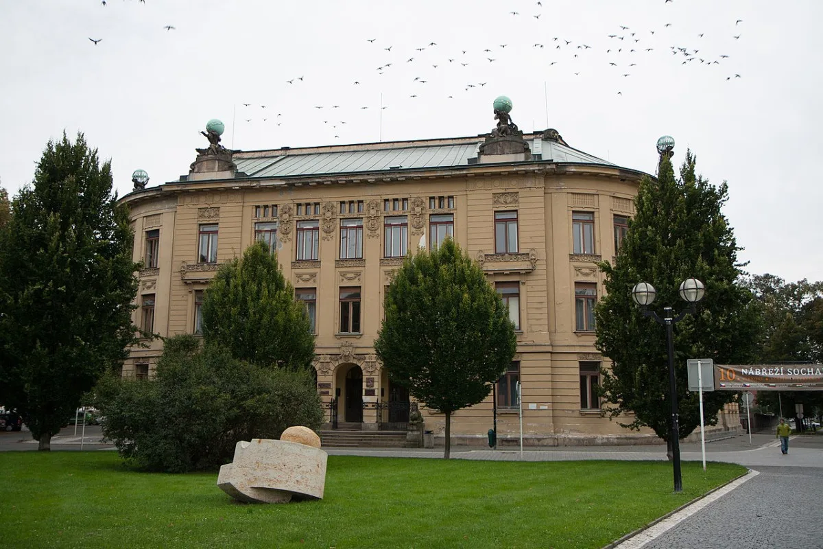Oprava budovy Univerzity HK stála dosud 322 milionů. Hotovo má být v červenci