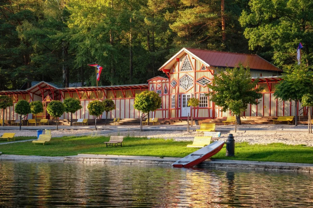 Koupaliště Dachova bojuje s neukázněnými řidiči. Parkují auta, kde se nemají