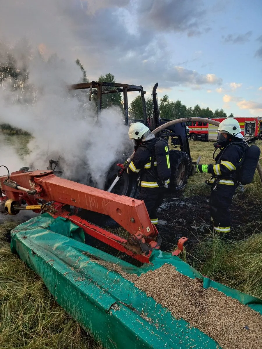 Extrémní vedra posílají hasiče do akce, na Trutnovsku shořel traktor