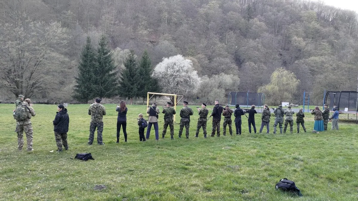 Když nám ukradnou volby, je čas na odboj: Krajský lídr hnutí Stačilo! Klusáček cvičí příznivce se zbraněmi