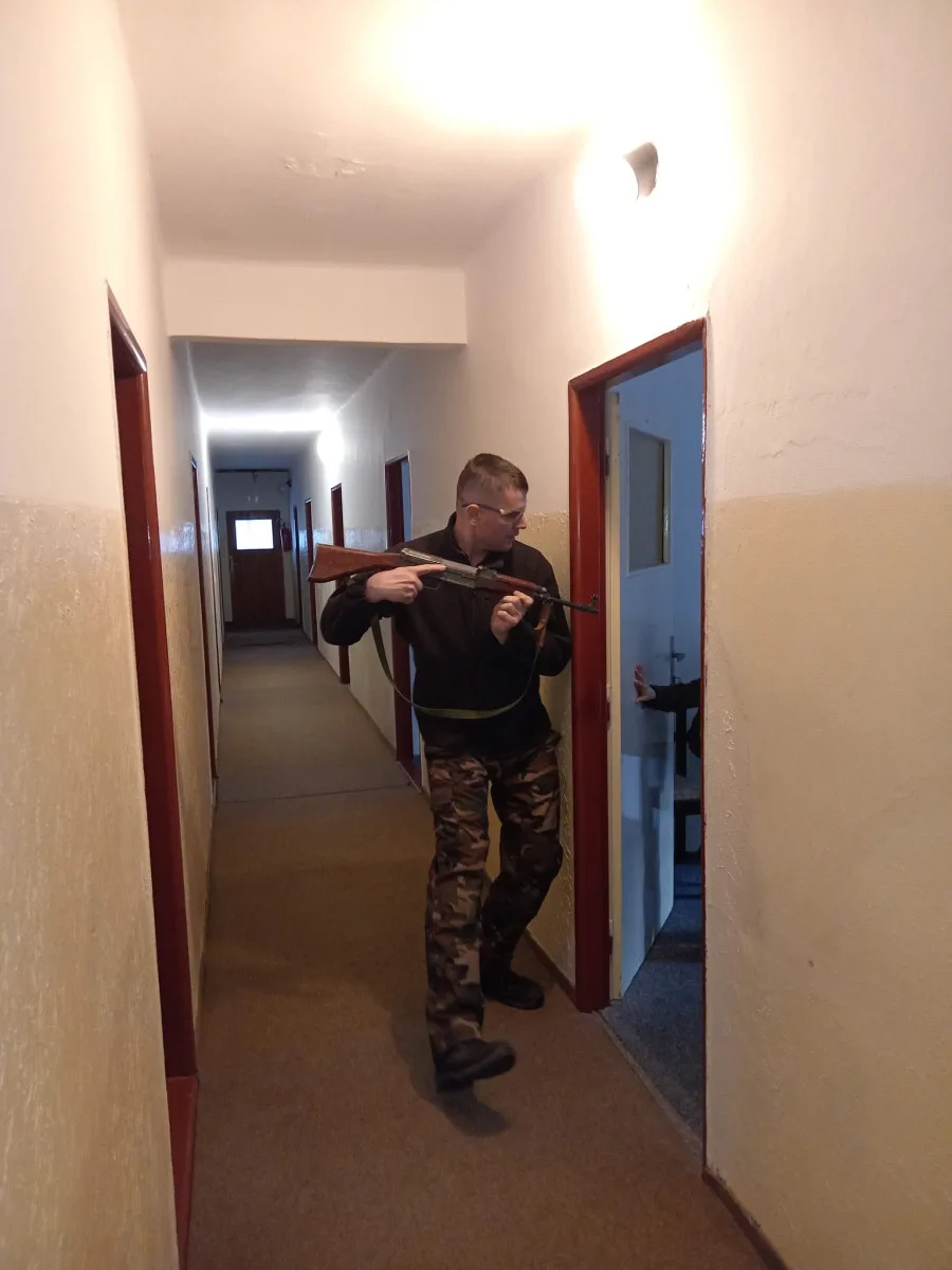 Když nám ukradnou volby, je čas na odboj: Krajský lídr hnutí Stačilo! Klusáček cvičí příznivce se zbraněmi