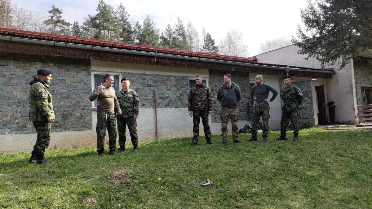 Když nám ukradnou volby, je čas na odboj: Krajský lídr hnutí Stačilo! Klusáček cvičí příznivce se zbraněmi