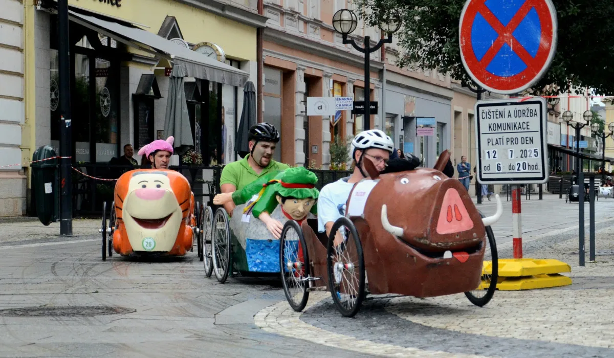 Šlapací vozítka se proháněla Hradcem i za deště. Závod ovládl Francouz