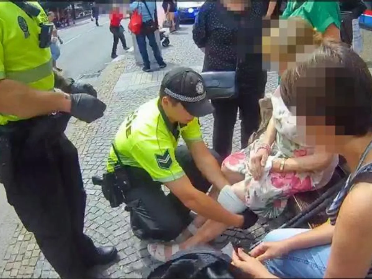 Strážníci pomohli dvěma ženám: jedna z nich ztratila vědomí, druhá silně krvácela