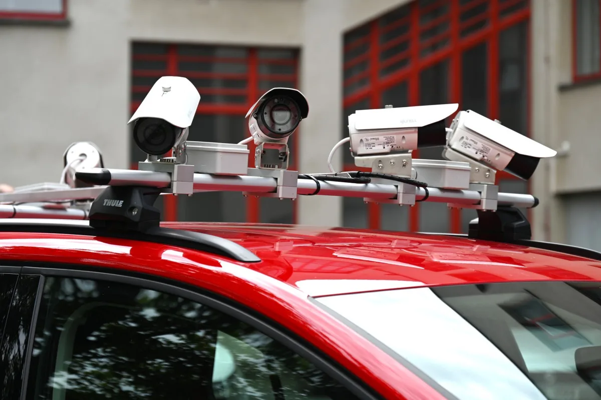 Parkování v Hradci začíná monitorovat speciální auto. Za hodinu zkontroluje 10 tisíc aut