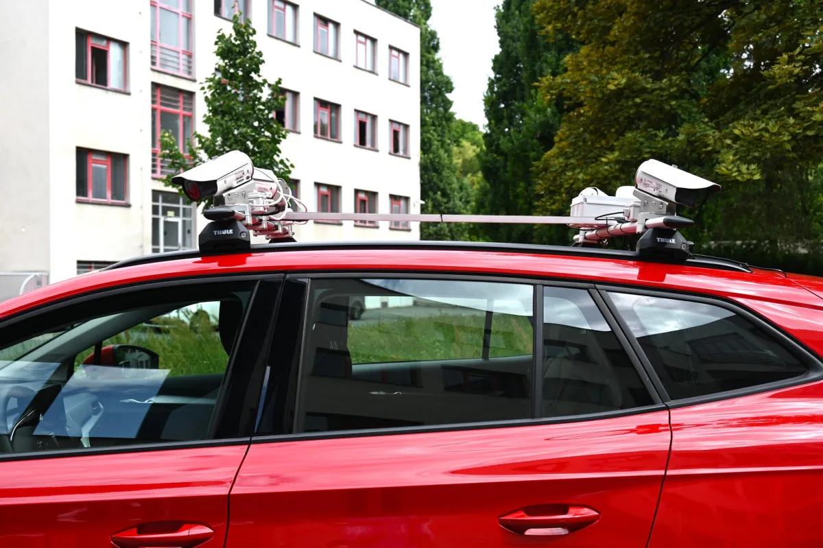 Parkování v Hradci začíná monitorovat speciální auto. Za hodinu zkontroluje 10 tisíc aut